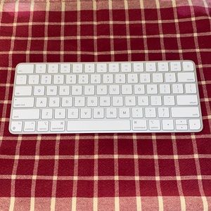 Apple Wireless Keyboard - White and Silver